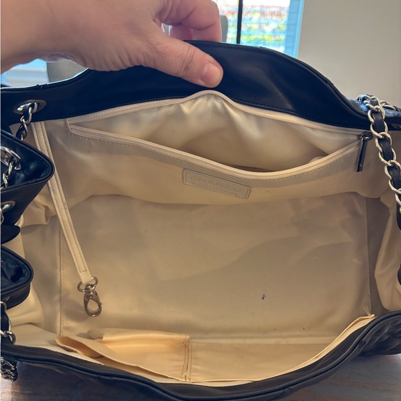 Elegant Leather Black and White Quilted Shoulder Bag - Picture 3 of 4